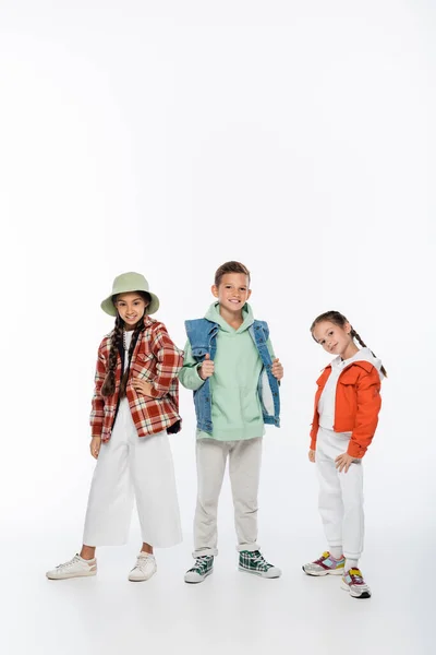 Longitud Completa Los Niños Moda Sonriendo Mientras Posan Blanco — Foto de Stock