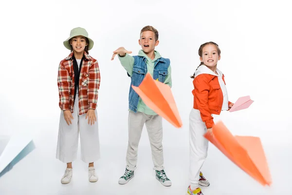 Longitud Completa Niños Preadolescentes Felices Lanzando Aviones Papel Aire Blanco — Foto de Stock