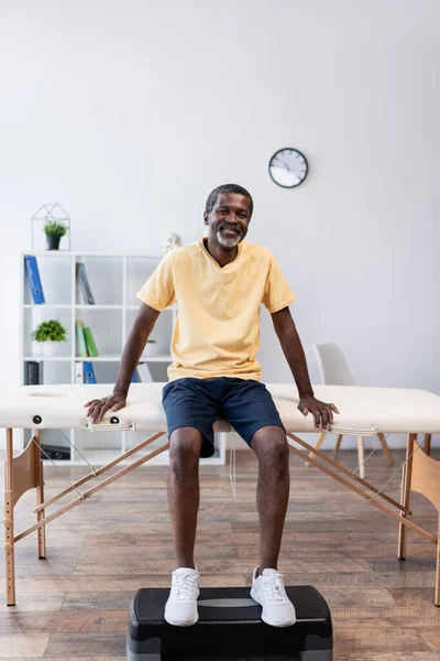 Vista Completa Del Hombre Afroamericano Mediana Edad Sentado Mesa Masaje — Foto de Stock