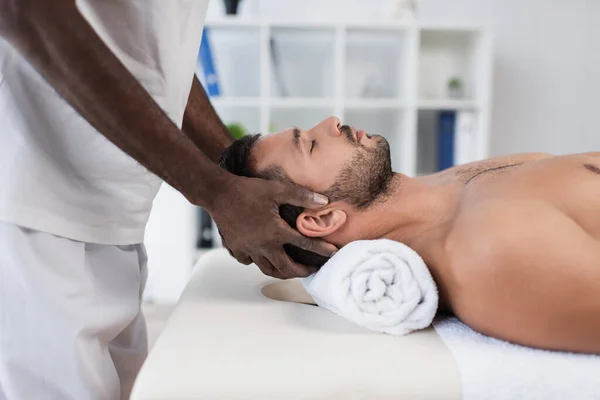 Visão Lateral Jovem Recebendo Tratamento Massagem Pelo Reabilitologista Afro Americano — Fotografia de Stock