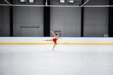 Profesyonel buz arenasında deve dönüşü yapan artistik patinajcı.