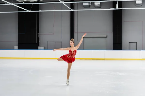 Full Length Figure Skater Red Dress Performing Camel Spin Ice — Foto Stock