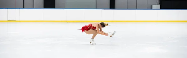Full Length Young Woman Dress Performing Sit Spin Professional Ice — Stockfoto