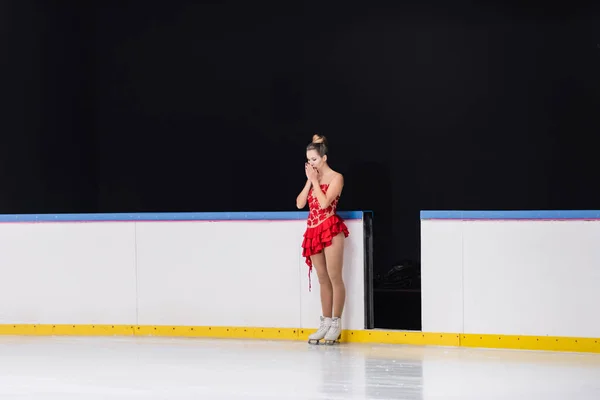 Kırmızı Elbiseli Kaygılı Artistik Patinajcı Buz Pistinde Dikiliyor — Stok fotoğraf