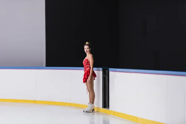 Toute Longueur Jeune Patineur Artistique Robe Rouge Debout Regardant Caméra — Photo