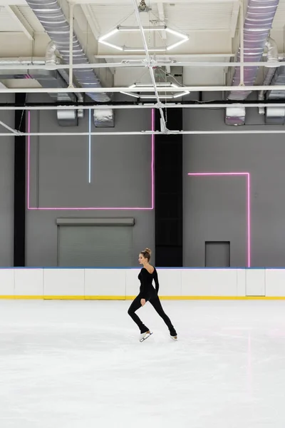 Full Length Young Woman Black Bodysuit Skating Professional Ice Arena — Stock Photo, Image