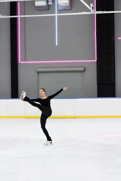 Full Length Figure Skater Black Bodysuit Skating Απλωμένο Χέρι Στην — Φωτογραφία Αρχείου