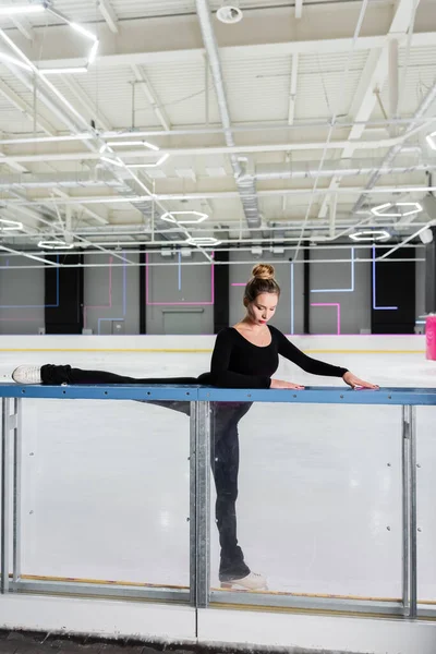 Young Woman White Figure Skates Stretching Ice Arena — Stock Photo, Image