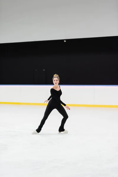 Full Length Professional Figure Skater Bodysuit Skating Ice Arena — Stockfoto