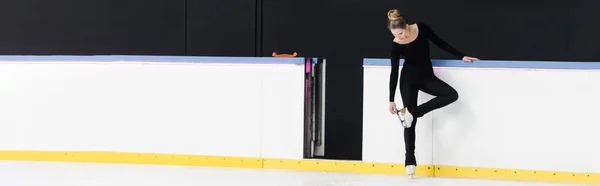 Full Length Figure Skater Black Bodysuit Έλεγχος Λεπίδα Παγοπέδιλα Κοντά — Φωτογραφία Αρχείου