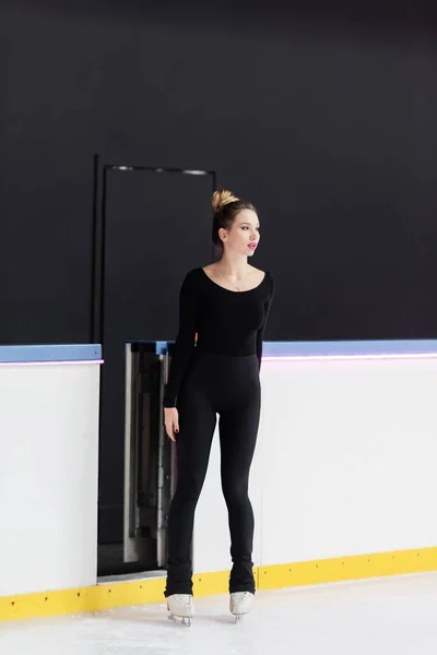 Full Length Young Figure Skater Bodysuit Standing Frozen Ice Arena — Foto Stock