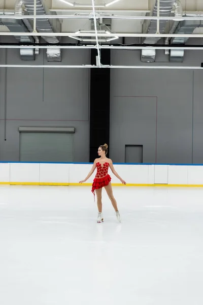 Plná Délka Mladých Krasobruslařů Šatech Provedení Tanec Profesionální Ledové Aréně — Stock fotografie