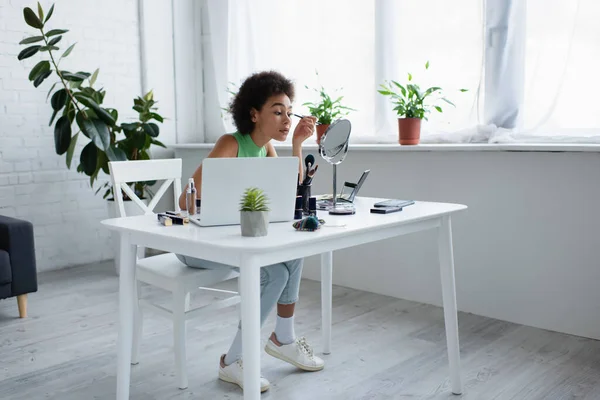 Afroamerikanerin Trägt Wimperntusche Der Nähe Von Laptop Hause Auf — Stockfoto