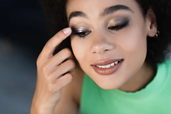 Cheerful African American Woman Applying Eye Shadows Home — Stock Photo, Image