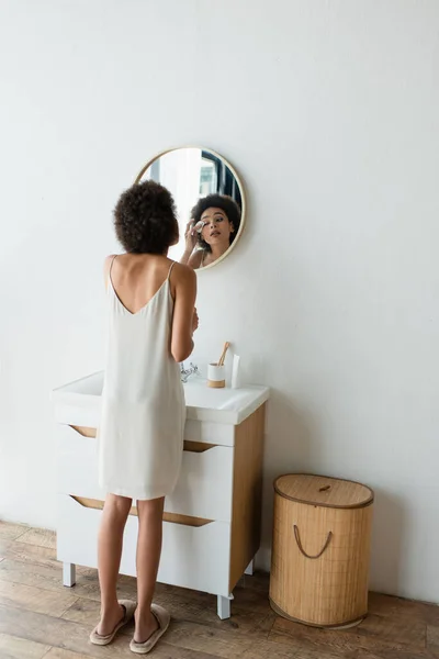 Mujer Afroamericana Limpiando Ojo Con Almohadilla Algodón Cerca Del Lavabo — Foto de Stock