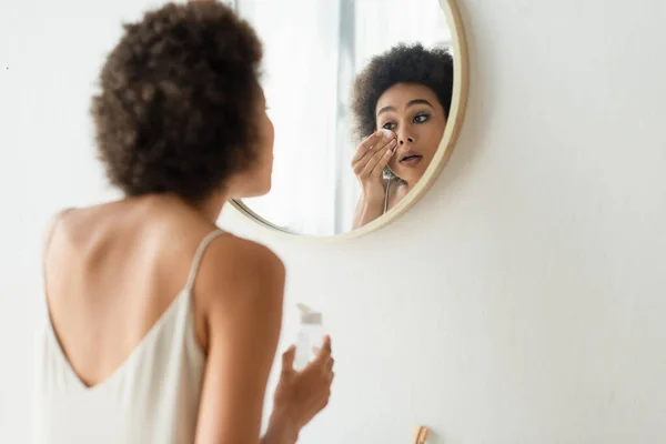 Mujer Afroamericana Joven Limpiando Cara Con Almohadilla Algodón Baño — Foto de Stock
