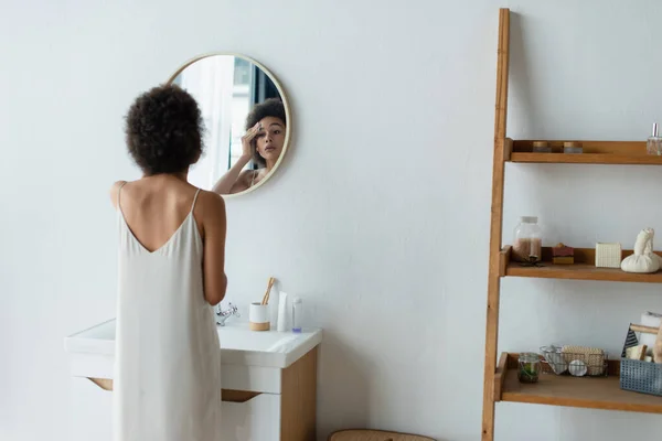 Jovem Afro Americana Vestido Noite Cetim Esfregando Rosto Com Almofada — Fotografia de Stock