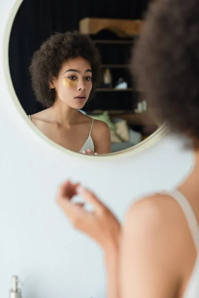 Rozmazané Africké Američanky Páskou Přes Oko Při Pohledu Zrcadlo Doma — Stock fotografie