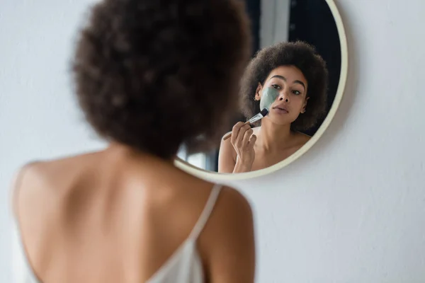 Mujer Afroamericana Aplicando Mascarilla Cerca Del Espejo Baño — Foto de Stock