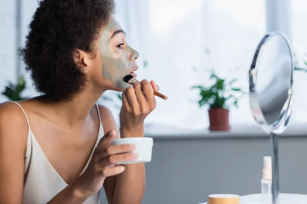 Vista Lateral Mujer Afroamericana Aplicando Mascarilla Cerca Del Espejo Casa — Foto de Stock