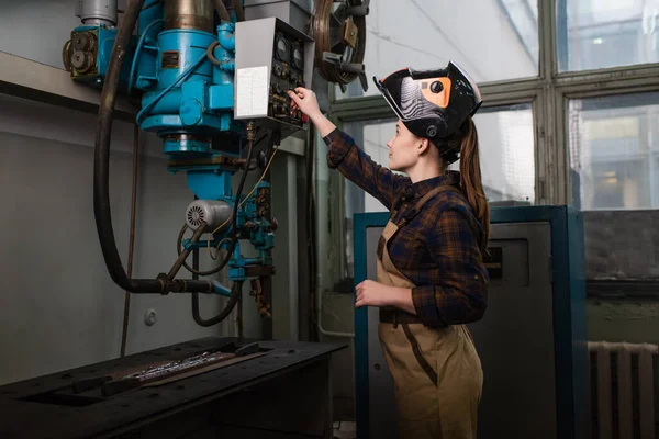 Side View Young Welder Mask Switching Welding Machine Factory — Stockfoto