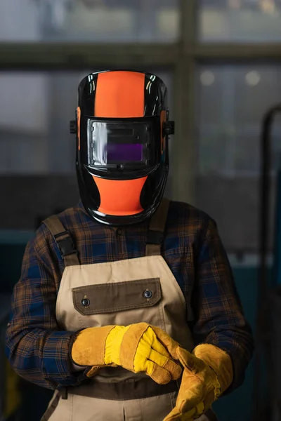 Soldador Máscara Con Visera Usando Guantes Fábrica — Foto de Stock