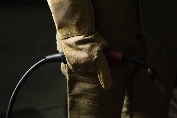 Ausgeschnittene Ansicht Des Schweißers Handschuh Der Schweißbrenner Fabrik Hält — Stockfoto