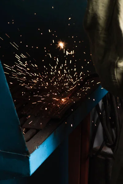 Vista Recortada Chispas Cerca Soldador Trabajando Fábrica — Foto de Stock