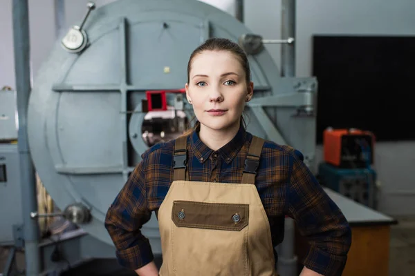 Brunette Welder Overalls Looking Camera Blurred Vacuum Laser Welding Machine — Foto Stock