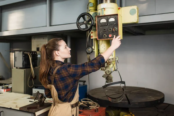 Side View Young Welder Working Machinery Factory — Foto Stock