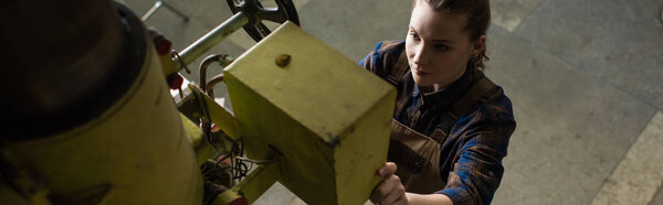 Высокий угол обзора работы сварщика с сварочной машиной на заводе, баннер 