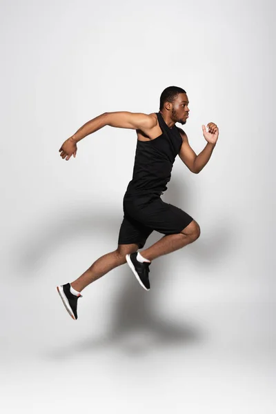 Volledige Lengte Van Afrikaanse Amerikaanse Sportman Zweven Tijdens Het Lopen — Stockfoto