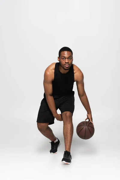 Pełna Długość Młody Afroamerykanin Człowiek Gra Koszykówkę Szary — Zdjęcie stockowe