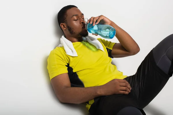 Yorgun Afrikalı Amerikalı Sporcu Spor Şişesinden Içiyor Gri Renkte Dinleniyor — Stok fotoğraf