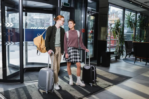 Smiling Woman Backpack Suitcase Standing Boyfriend Hotel Lobby — Stock Photo, Image