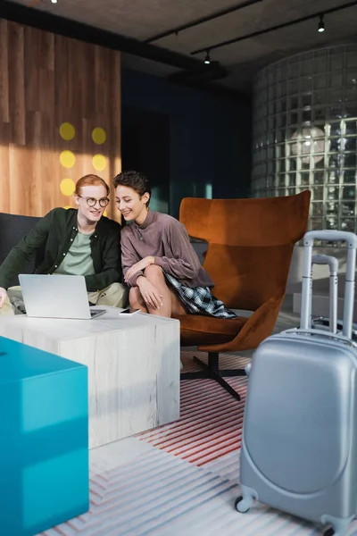 Positive Travelers Using Devices Suitcases Hotel Lobby — Stockfoto