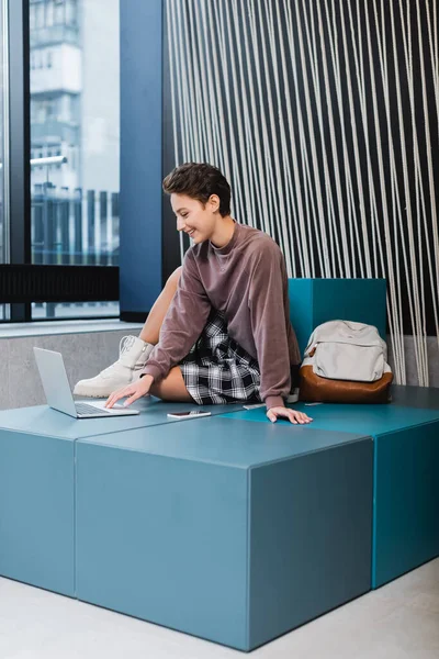 Side View Positive Tourist Using Devices Backpack Hotel Lobby — Stock Photo, Image