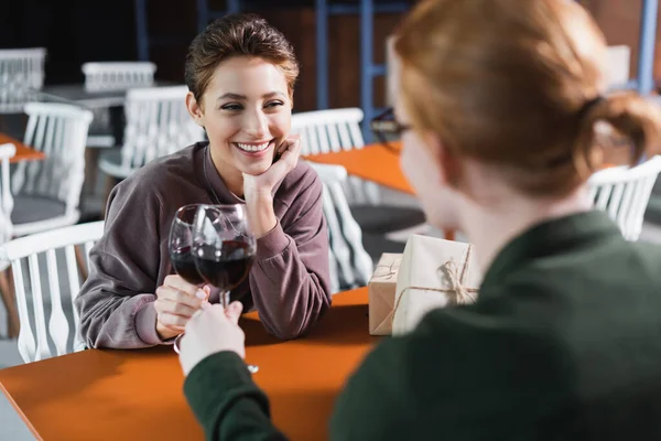 Jong Stel Toasten Met Wijn Buurt Van Cadeautjes Hotel Cafe — Stockfoto