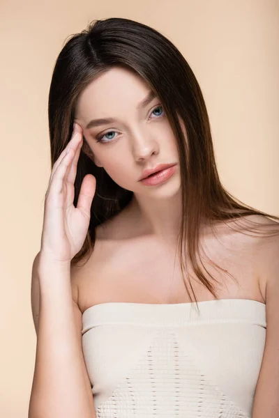 Jong Model Gewas Top Met Blote Schouders Geïsoleerd Beige — Stockfoto