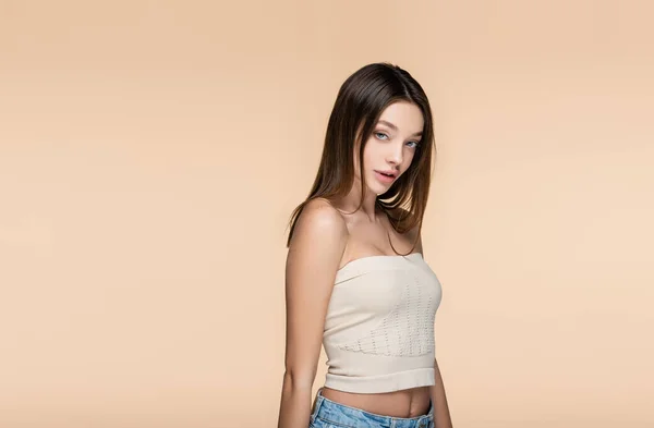 Brunette Pretty Woman Crop Top Bare Shoulders Isolated Beige — Stock Photo, Image