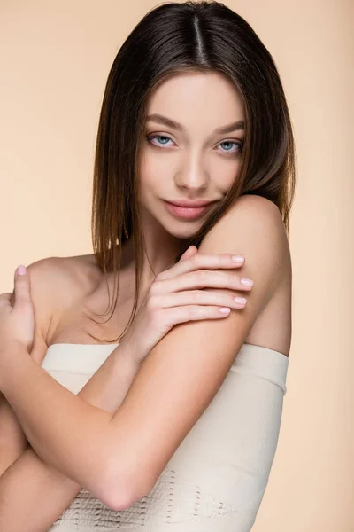 Pretty Woman Crop Top Touching Bare Shoulders Isolated Beige — Stockfoto