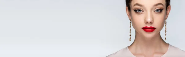 Jolie Femme Boucles Oreilles Avec Maquillage Lumineux Regardant Caméra Isolée — Photo