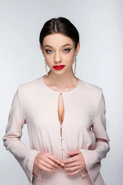 Küpeli Bluzlu Genç Güzel Bir Kadın Gri Renkte Poz Verirken — Stok fotoğraf