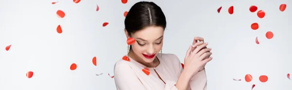 Mladá Šťastná Žena Blízko Klesající Okvětní Lístky Růží Šedé Prapor — Stock fotografie