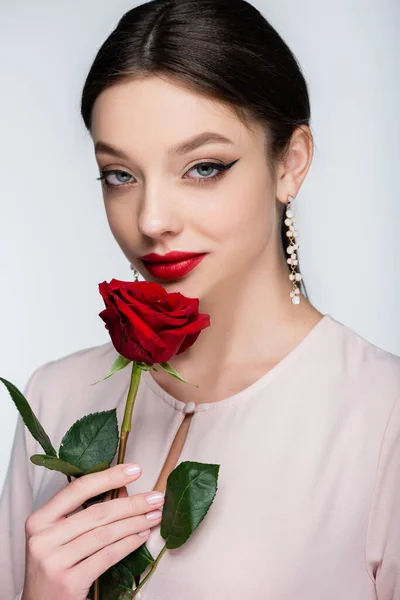 Брюнетка Молода Жінка Сережках Блузці Тримає Червону Троянду Ізольовано Сірому — стокове фото