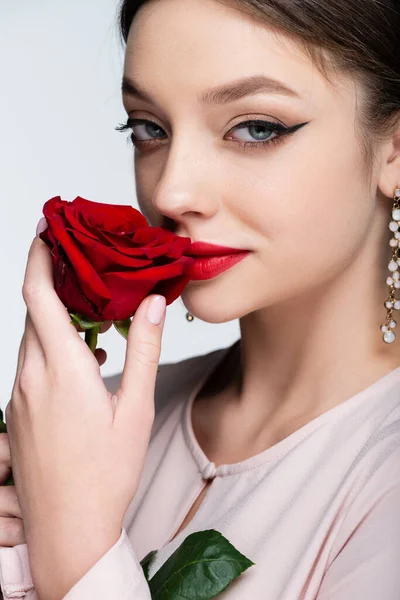 Mulher Morena Com Lábios Vermelhos Cheirando Rosa Isolada Cinza — Fotografia de Stock