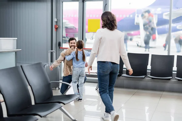 Family Meeting Happy Man Airport — Stock fotografie