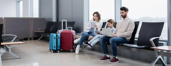 Family Using Devices While Sitting Airport Lounge Banner — Stock Photo, Image