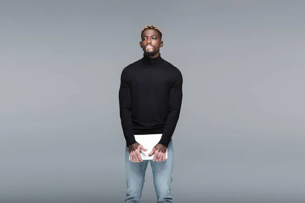 Young African American Man Vitiligo Jeans Black Turtleneck Standing Laptop — Stok Foto