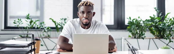 African American Man Vitiligo Skin Trendy Hairstyle Looking Camera Laptop — Stock Photo, Image